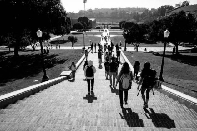 La intromisión de la política en la educación resultó en la discordia actual. Las facultades y colegios se han convertido en lavanderías e industrias para marcar a fuego las ideas de un grupo de iletrados en las cabezas de los novicios. Foto: EFE. 
