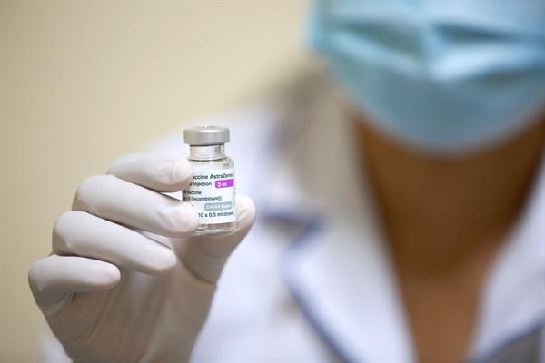 Las dos dosis de AstraZeneca aportan una buena protección para evitar las hospitalizaciones por covid o la muerte. EFE