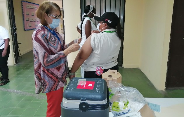 Mientras avanza la campaña de vacunación contra la covid-19, las autoridades piden a  las personas mantener las medidas de bioseguridad. Foto: Diomedes Sánchez