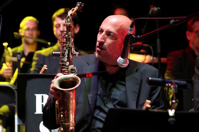 El saxofonista estadounidense Bob Sands. Foto: EFE / Kiko Huesca / Archivo