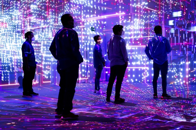 Varios visitantes en el espacio Cloud City del Mobile World Congress (MWC). Foto: EFE