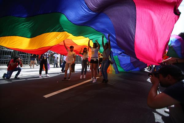 Personas participan en una marcha conmemorativa del Día internacional del Orgullo LGTBI . Foto: EFE