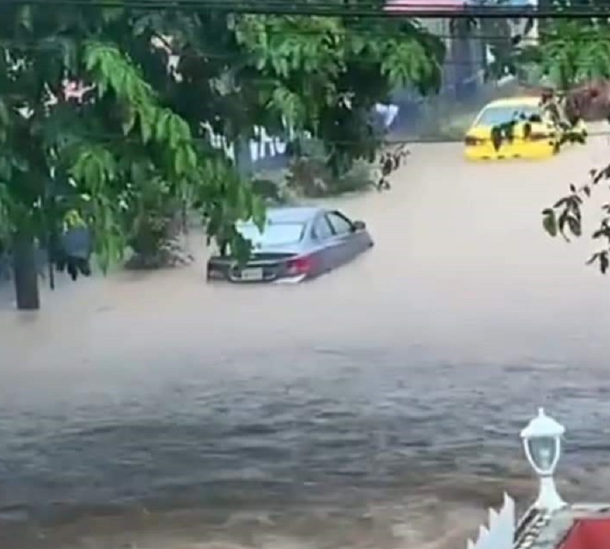 Vehículos varados, calles y carreteras inundadas por la fuerte lluvia. Foto: Diómedes Sánchez 