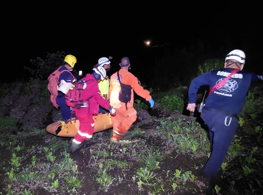 Personal de Sinaproc, Bomberos de Bugaba y la ONG Sar Panamá recuperaron el cuerpo de la menor. Foto: Mayra Madrid 