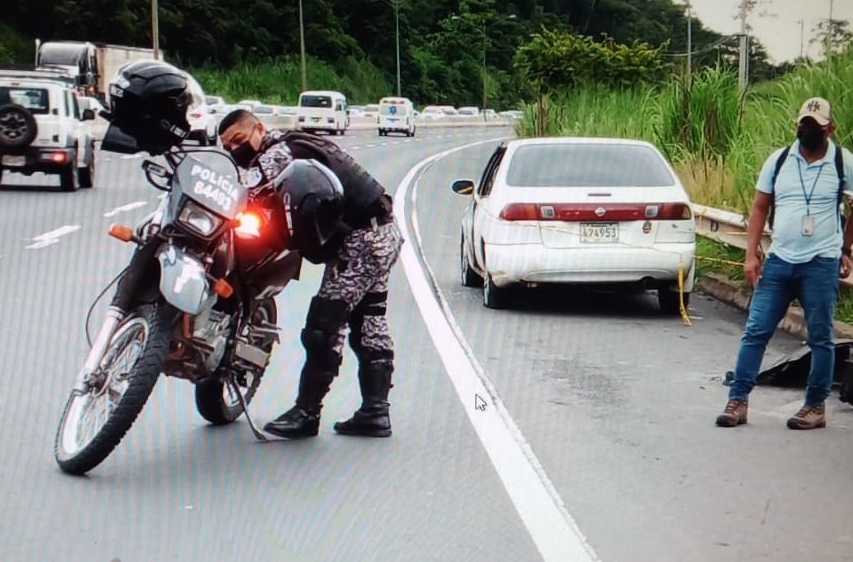 Los heridos abandonaron el auto en que viajaban a orillas de la autopista por El Carrizal. Foto: Eric A. Montenegro