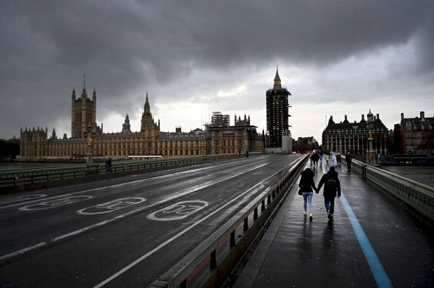 Una pareja pasea por el centro de Londres, la ciudad más afectada por la aparición de una nueva cepa del coronavirus en Reino Unido. Foto: EFE