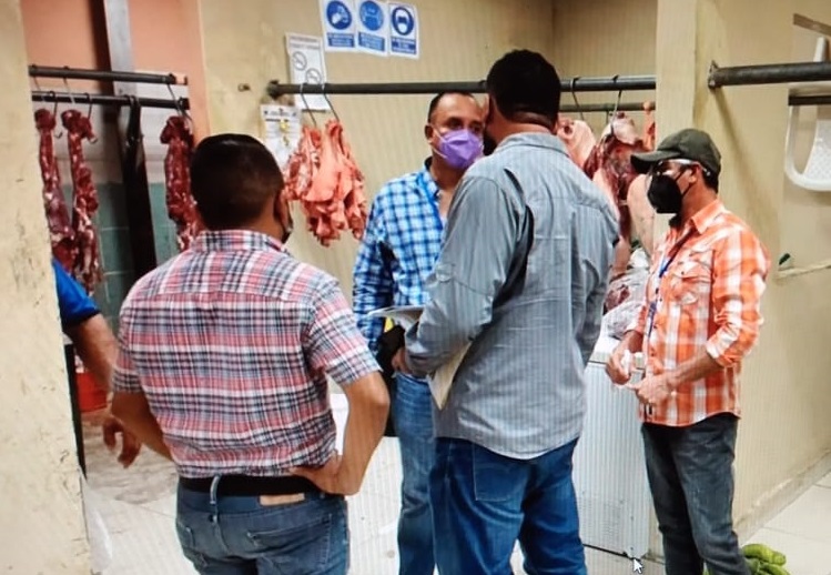 El alcalde de Bugaba, ingenieros y arquitectos verificaron los puntos que serán mejorados. Foto: Mayra Madrid 