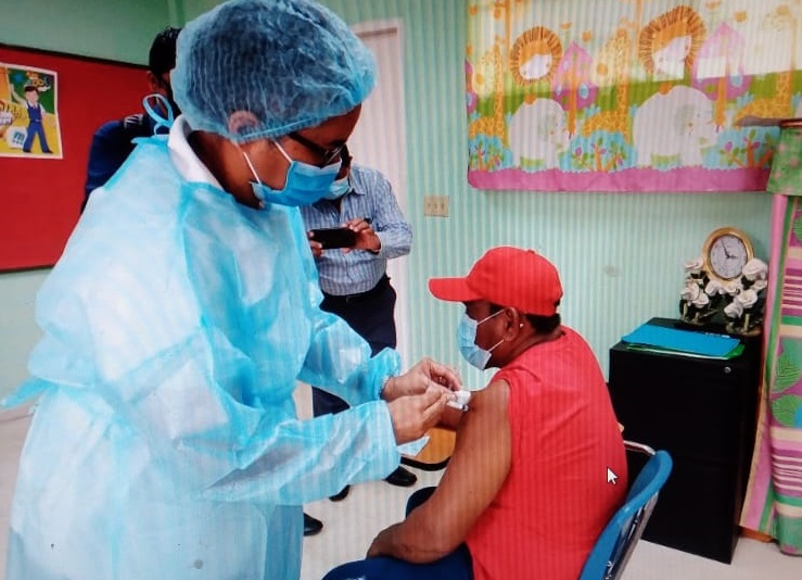 En el nuevo centro habilitado no se requiere de cita previa para ponerse la primera dosis. Foto: Eric A. Montenegro