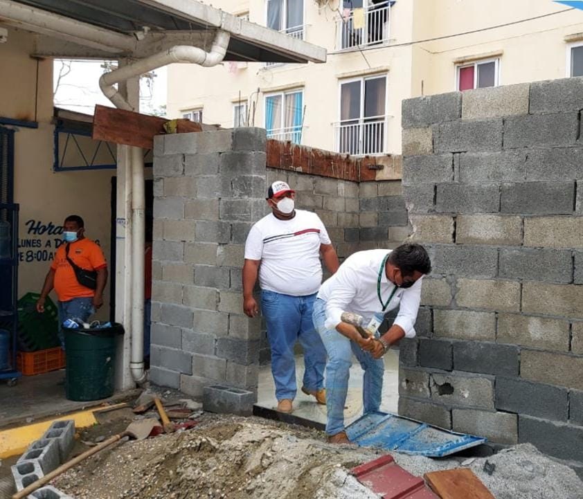 Al momento de la demolición, el local comercial ya tenía levantada las paredes. Foto: Diómedes Sánchez 