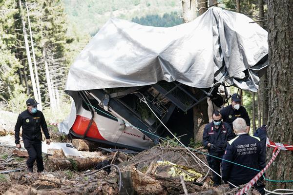 Estado en el que quedó la cabina del teleférico que unía el monte alpino de Mottarone y la localidad de Stresa (norte), tras su caída al vacío, el pasado 23 de mayo. Foto: EFE