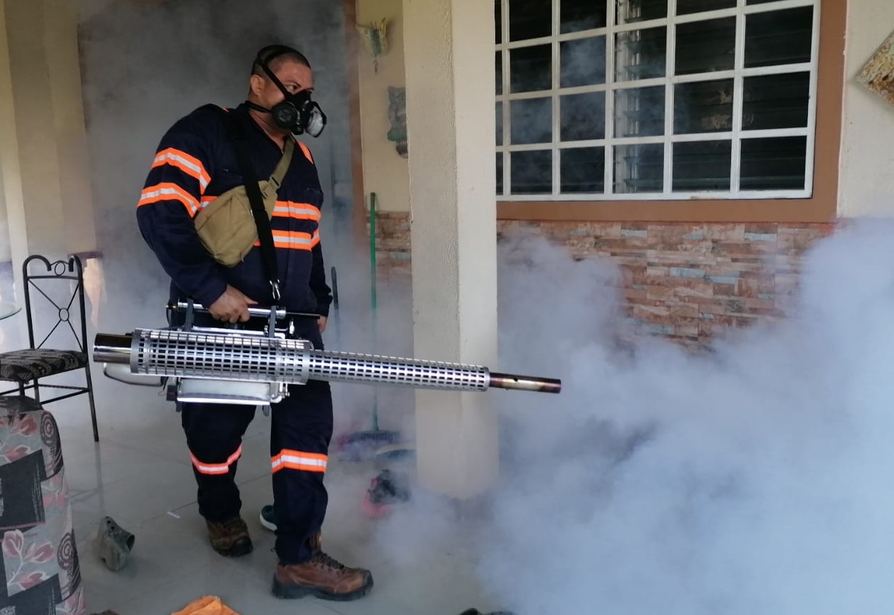 Hoy se realizó un operativo de fumigación en la barriada Princesa Mía. Foto: Eric A. Montenegro