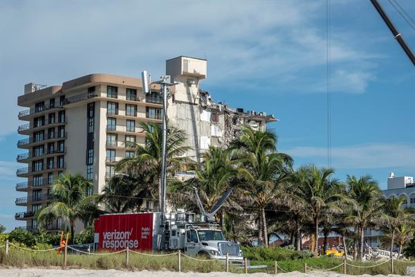 Registro general este viernes del edificio desplomado la semana pasada en Surfside (Florida, EE.UU.). Foto: EFE