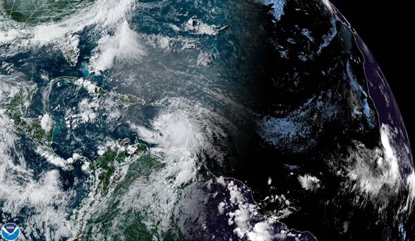 Fotografía cedida este viernes por la Oficina Nacional de Administración Oceánica y Atmosférica (NOAA) de Estados Unidos en la que se registró una imagen satelital de la localización del huracán Elsa en el Atlántico a las 17:20 hora local (21:20 GMT). Foto: EFE