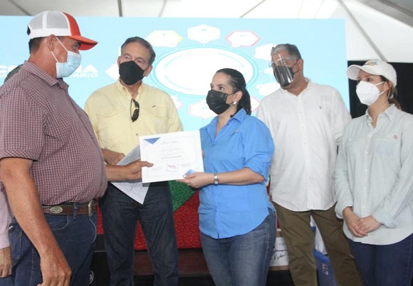 La ministra del Mides, María Ines Castillo, y el presidente Laurentino Cortizo participaron en la gira comunitaria en la provincia de Chiriquí. Foto: Cortesía Mides