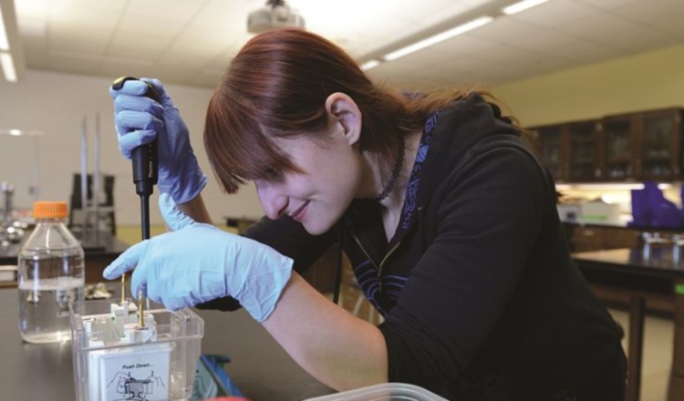 Apuesta por impulsar el interés de las  mujeres panameñas en la ciencia y tecnología. Cortesía