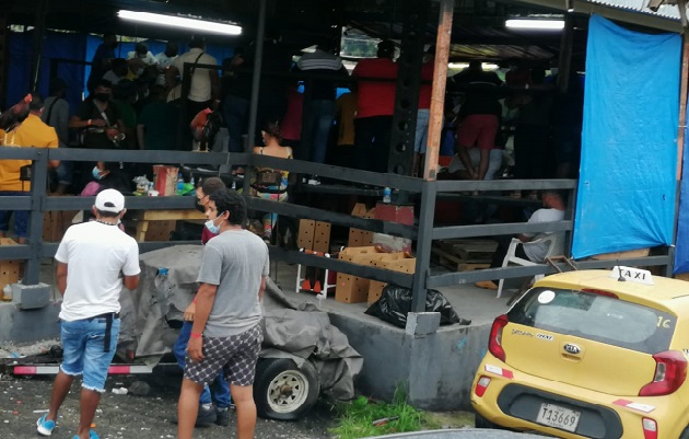 En la gallera en el sector de Cativá no cumplía con el aforo establecido por las autoridades de salud. Foto: Diomedes Sánchez