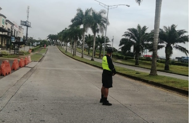 La Policía Nacional mantiene una serie de operativos para hacer cumplir la cuarentena y la Ley Seca. Foto: Eric Montenegro