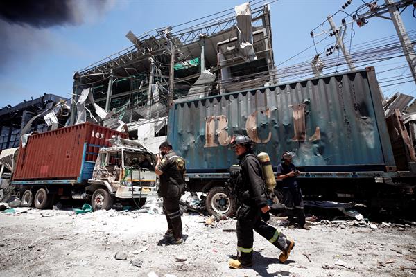 Los bomberos continúan luchando contra varios focos del incendio provocado por la explosión en la fábrica. Foto: EFE