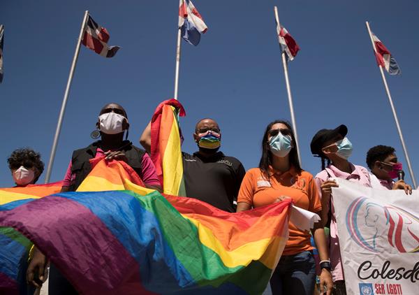 Integrantes de la comunidad LGBTIQ+ de República Dominicana se manifiestan ante el Congreso Nacional, hoy en Santo Domingo (República Dominicana). Foto: EFE