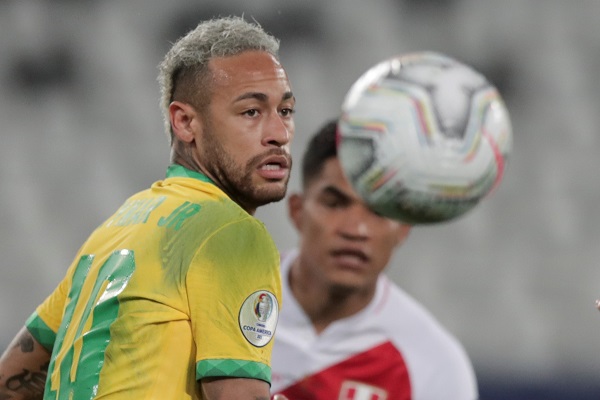 Neymar intenta controlar el balón. Foto:EFE