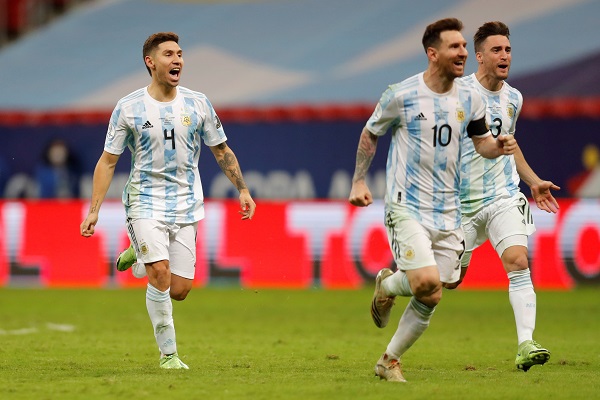 Messi (10) festeja la clasificación de Argentina a la gran final de la Copa América. Foto:EFE