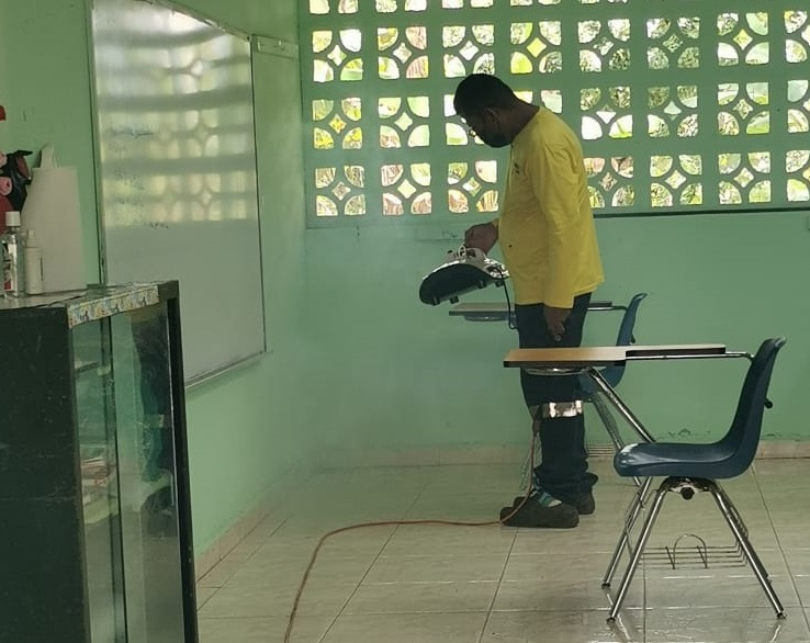 Tareas de desinfección en las escuelas de El Lirio y Santa Cruz. Foto: Eric A. Montenegro