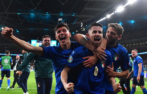 Italia extiende su racha sin perder a 33 partidos y espera rival para la gran final. Foto: EFE