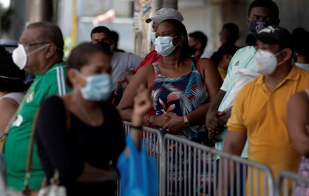 En Panamá aún es obligatorio el uso de mascarillas. Foto: EFE