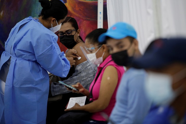 Trabajadores de restaurantes, hoteles y afines asisten a una jornada de vacunación con la dosis AstraZeneca contra la covid-19 hoy, en el centro comercial de Albrook Mall. Foto: EFE