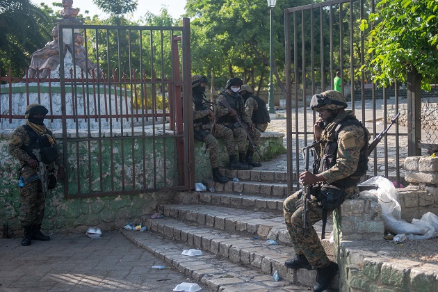 Agentes vigilan la casa de Jovenel Moise tras su asesinato hoy, en Puerto Príncipe, Haití. Foto: EFE