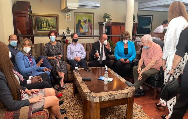 El expresidente Ricardo Martinelli se reunión con diputados de la bancada de CD. Foto: Cortesía RM