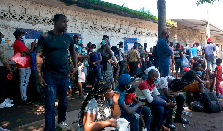 El destino final de los migrantes son los Estados Unidos. Este grupo, en Tapachula, al sur de México recibe atención médica. Foto: EFE