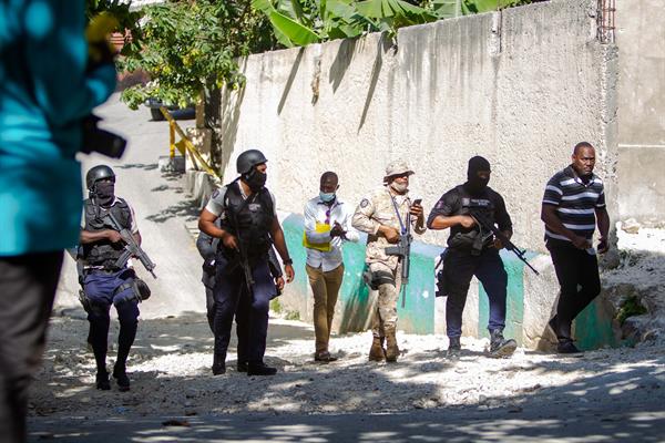 Agentes policiales trabajan cerca de la casa del asesinado presidente haitiano, Jovenel Moise, hoy, en Puerto Príncipe (Haití). Foto: EFE