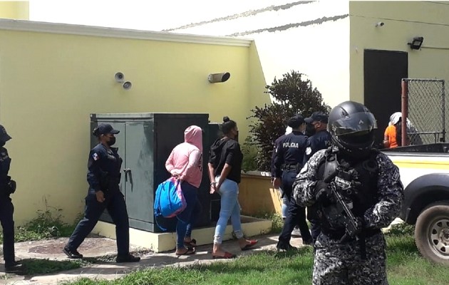 Los ocho imputados fueron trasladados hasta Chitré, para llevarlos ante el juez de garantías por su presunta participación en el secuestro de un empresario del área. Foto:Thays Domínguez