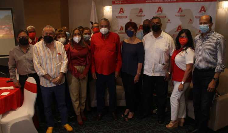 En el encuentro entre ambas facciones se abordaron temas nacionales que serán debatidos en este periodo  en la Asamblea Nacional. Foto: Víctor Arosemena