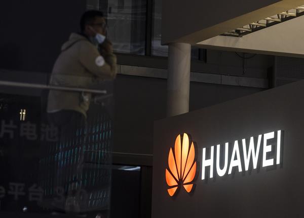 Expositor de Huawei en el Salón del Automóvil de Shanghai 2021, China. EFE