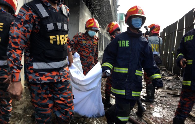 Incendio en Bangladesh deja 52 muertos entre 250 empleados. Foto: EFE