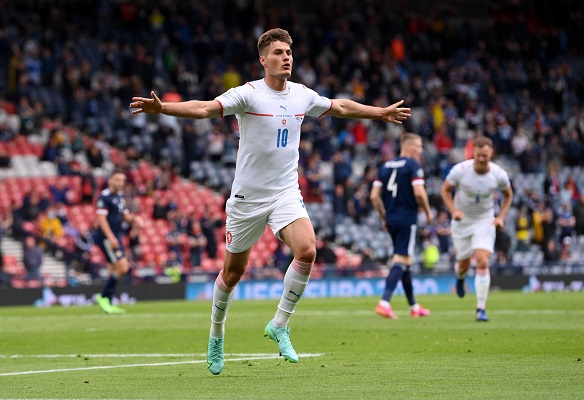 Patrik Schick se encuentra empatado junto a Cristiano Ronaldo en la tabla de goleadores de la Euro con cinco anotaciones. Foto Cortesía: @EURO2020