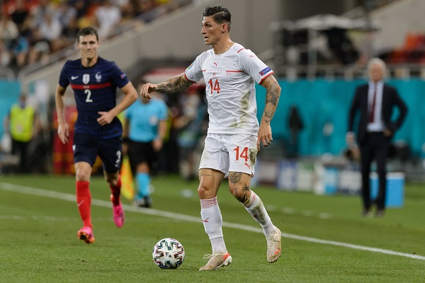 El volante suizo, Steven Zuber (#14), es el líder asistidor del torneo. Foto Cortesía: @EURO2020