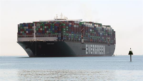 El portacontenedores Ever Given bloqueó durante seis días el Canal de Suez. Foto: EFE