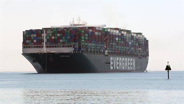 El portacontenedores Ever Given  bloqueó durante seis días  el Canal de Suez. Foto: EFE