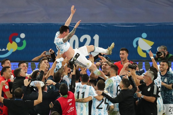 Messi y jugadores de Argentina, festejan. Foto:EFE