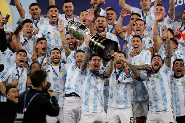 Messi levanta el trofeo como campeón de la Copa América con Argentina. Foto:EFE