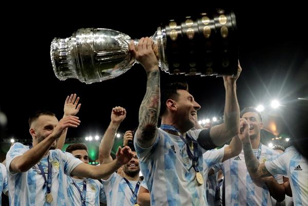 Lionel Messi levanta el título de la Copa América Brasil 2021. Foto: EFE