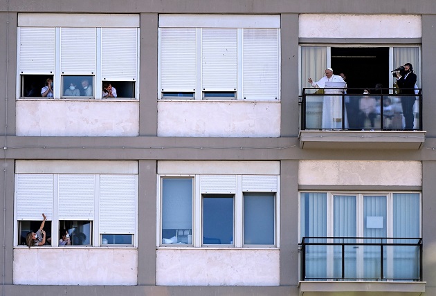 El papa Francisco reapareció hoy desde el balcón de un hospital en Roma, en el que está ingresado desde el pasado domingo tras someterse a una operación de colon. Foto: EFE