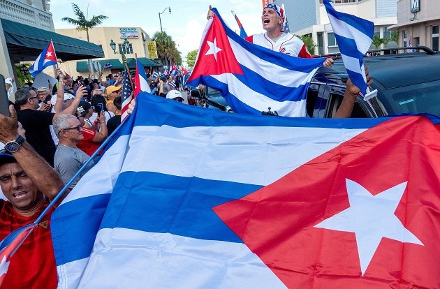 Cubanoamericanos asisten hoy a una manifestación para apoyar a los manifestantes en Cuba, frente al restaurante cubano Versailles en Miami, Florida. Foto: EFE