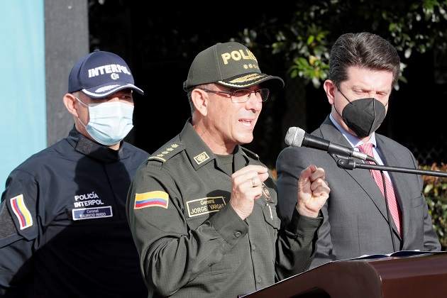El director de la Policía Nacional de Colombia, general Jorge Luis Vargas (c), habla hoy, durante una conferencia de prensa en la sede la Organización Internacional de Policía Criminal en Bogotá. Foto: EFE