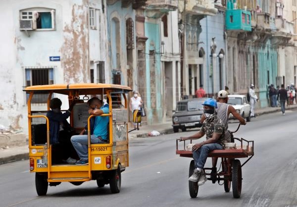El servicio de internet en los teléfonos móviles permanece cortado desde ayer a mediodía en Cuba. Foto: EFE