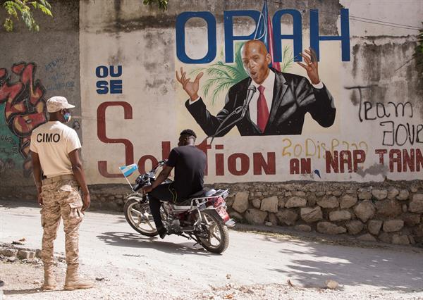 Un policía fue registrado este domingo al vigilar el acceso a la casa del asesinado presidente de Haití, Jovenel Moise, en Puerto Príncipe (Haití). Foto: EFE