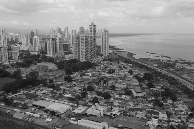 No se trata de un Panamá calzado por asfalto y luces de neón y de otro Panamá que es condenado a vías de lodo, falta de infraestructura básica, salud y de vivienda. Foto: Archivo. Epasa.